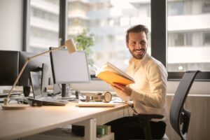 Empresario sonriendo, indicando que se puede mejorar productividad con inteligencia artificial